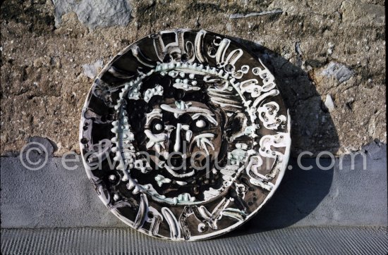 Ceramic photographed 1972 by Quinn for the book: Ramié, Georges. "Céramique de Pablo Picasso", Cercle d'art, Paris 1974. - Photo by Edward Quinn