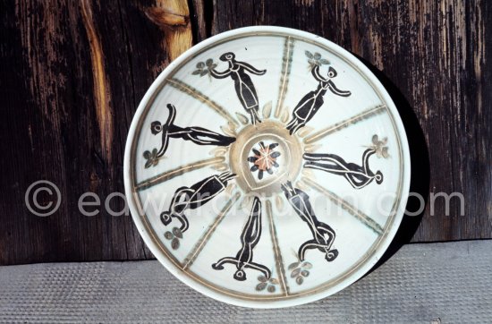 Ceramic photographed 1972 by Quinn for the book: Ramié, Georges. "Céramique de Pablo Picasso", Cercle d'art, Paris 1974. - Photo by Edward Quinn