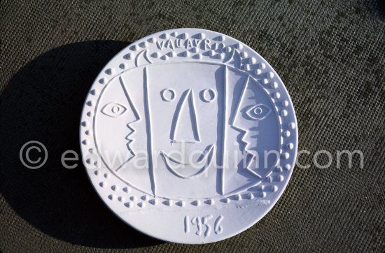 Ceramic photographed 1972 by Quinn for the book: Ramié, Georges. "Céramique de Pablo Picasso", Cercle d'art, Paris 1974. - Photo by Edward Quinn