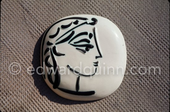 Ceramic photographed 1972 by Quinn for the book: Ramié, Georges. "Céramique de Pablo Picasso", Cercle d'art, Paris 1974. - Photo by Edward Quinn