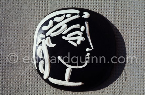 Ceramic photographed 1972 by Quinn for the book: Ramié, Georges. "Céramique de Pablo Picasso", Cercle d'art, Paris 1974. - Photo by Edward Quinn