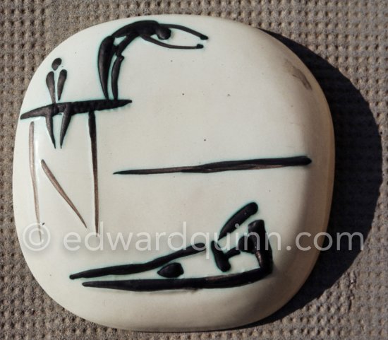 Ceramic photographed 1972 by Quinn for the book: Ramié, Georges. "Céramique de Pablo Picasso", Cercle d'art, Paris 1974. - Photo by Edward Quinn