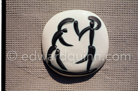 Ceramic photographed 1972 by Quinn for the book: Ramié, Georges. "Céramique de Pablo Picasso", Cercle d'art, Paris 1974. - Photo by Edward Quinn