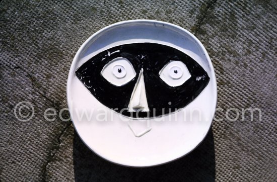 Ceramic photographed 1972 by Quinn for the book: Ramié, Georges. "Céramique de Pablo Picasso", Cercle d'art, Paris 1974. - Photo by Edward Quinn