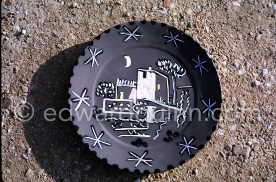 Ceramic photographed 1972 by Quinn for the book: Ramié, Georges. "Céramique de Pablo Picasso", Cercle d'art, Paris 1974. - Photo by Edward Quinn