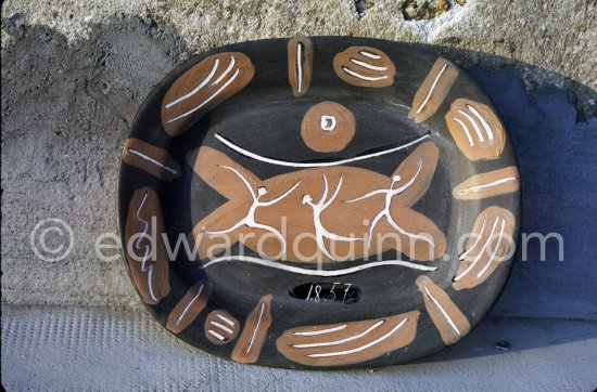 Ceramic photographed 1972 by Quinn for the book: Ramié, Georges. "Céramique de Pablo Picasso", Cercle d'art, Paris 1974. - Photo by Edward Quinn