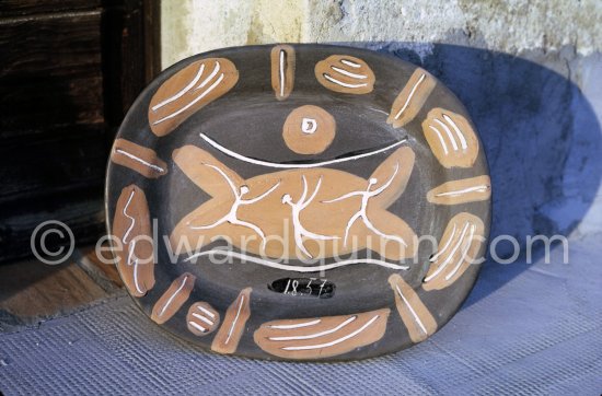 Ceramic photographed 1972 by Quinn for the book: Ramié, Georges. "Céramique de Pablo Picasso", Cercle d'art, Paris 1974. - Photo by Edward Quinn