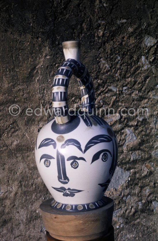 Ceramic photographed 1972 by Quinn for the book: Ramié, Georges. "Céramique de Pablo Picasso", Cercle d'art, Paris 1974. - Photo by Edward Quinn