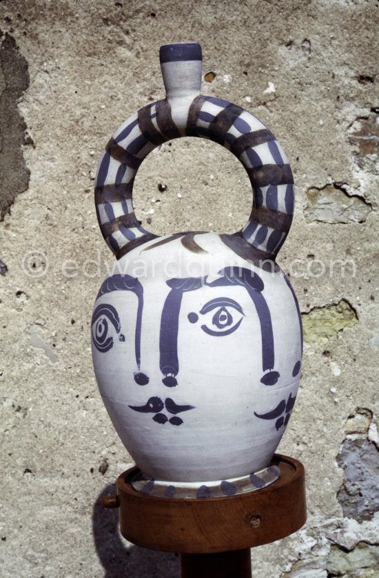 Ceramic photographed 1972 by Quinn for the book: Ramié, Georges. "Céramique de Pablo Picasso", Cercle d'art, Paris 1974. - Photo by Edward Quinn