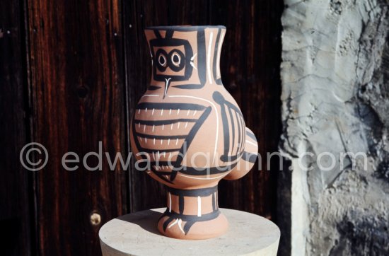 Ceramic photographed 1972 by Quinn for the book: Ramié, Georges. "Céramique de Pablo Picasso", Cercle d'art, Paris 1974. - Photo by Edward Quinn