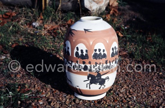 Ceramic photographed 1972 by Quinn for the book: Ramié, Georges. "Céramique de Pablo Picasso", Cercle d'art, Paris 1974. - Photo by Edward Quinn