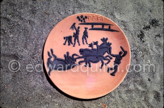 Ceramic photographed 1972 by Quinn for the book: Ramié, Georges. "Céramique de Pablo Picasso", Cercle d'art, Paris 1974. - Photo by Edward Quinn