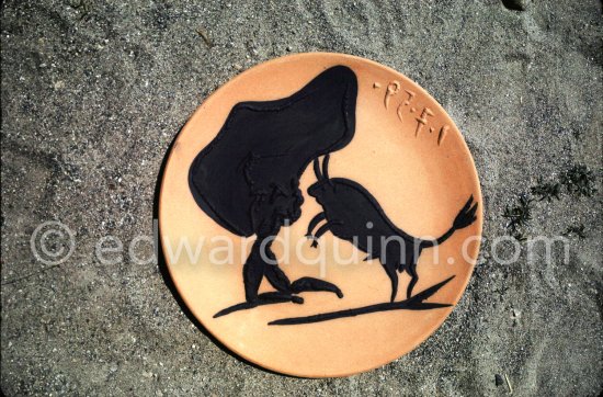 Ceramic photographed 1972 by Quinn for the book: Ramié, Georges. "Céramique de Pablo Picasso", Cercle d'art, Paris 1974. - Photo by Edward Quinn