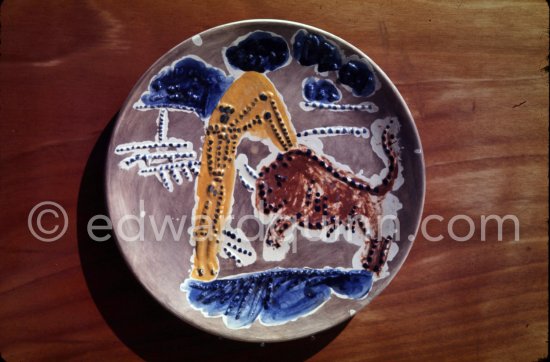 Ceramic photographed 1972 by Quinn for the book: Ramié, Georges. "Céramique de Pablo Picasso", Cercle d'art, Paris 1974. - Photo by Edward Quinn