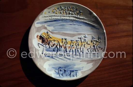 Ceramic photographed 1972 by Quinn for the book: Ramié, Georges. "Céramique de Pablo Picasso", Cercle d'art, Paris 1974. - Photo by Edward Quinn