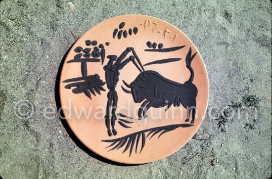 Ceramic photographed 1972 by Quinn for the book: Ramié, Georges. "Céramique de Pablo Picasso", Cercle d'art, Paris 1974. - Photo by Edward Quinn