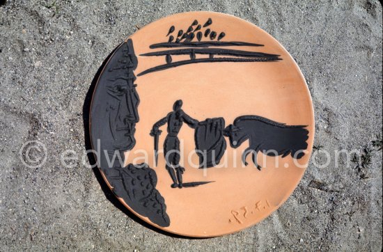 Ceramic photographed 1972 by Quinn for the book: Ramié, Georges. "Céramique de Pablo Picasso", Cercle d'art, Paris 1974. - Photo by Edward Quinn