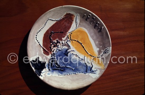 Ceramic photographed 1972 by Quinn for the book: Ramié, Georges. "Céramique de Pablo Picasso", Cercle d'art, Paris 1974. - Photo by Edward Quinn