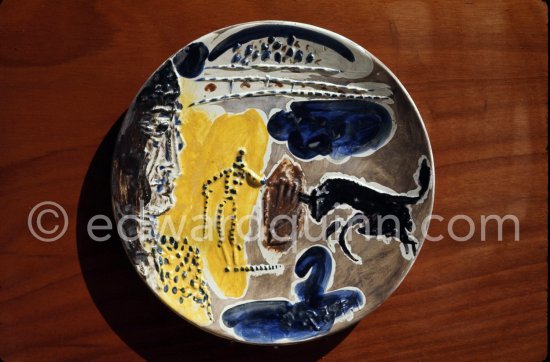 Ceramic photographed 1972 by Quinn for the book: Ramié, Georges. "Céramique de Pablo Picasso", Cercle d'art, Paris 1974. - Photo by Edward Quinn