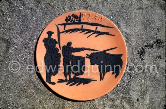 Ceramic photographed 1972 by Quinn for the book: Ramié, Georges. "Céramique de Pablo Picasso", Cercle d'art, Paris 1974. - Photo by Edward Quinn