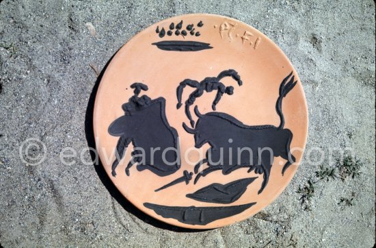 Ceramic photographed 1972 by Quinn for the book: Ramié, Georges. "Céramique de Pablo Picasso", Cercle d'art, Paris 1974. - Photo by Edward Quinn