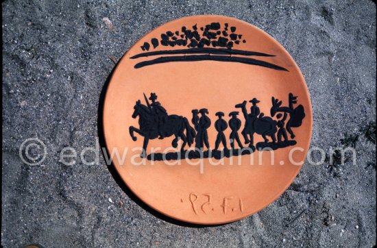 Ceramic photographed 1972 by Quinn for the book: Ramié, Georges. "Céramique de Pablo Picasso", Cercle d'art, Paris 1974. - Photo by Edward Quinn