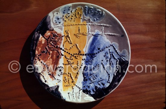 Ceramic photographed 1972 by Quinn for the book: Ramié, Georges. "Céramique de Pablo Picasso", Cercle d'art, Paris 1974. - Photo by Edward Quinn