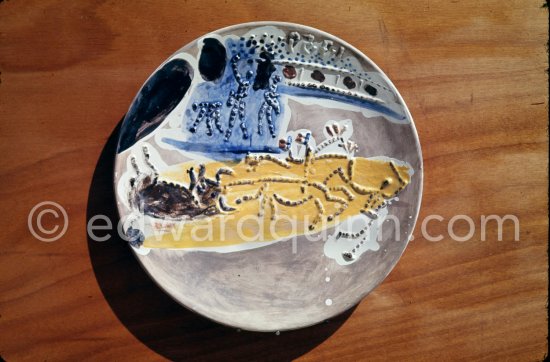 Ceramic photographed 1972 by Quinn for the book: Ramié, Georges. "Céramique de Pablo Picasso", Cercle d'art, Paris 1974. - Photo by Edward Quinn