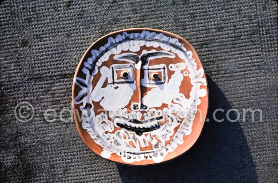 Ceramic photographed 1972 by Quinn for the book: Ramié, Georges. "Céramique de Pablo Picasso", Cercle d'art, Paris 1974. - Photo by Edward Quinn