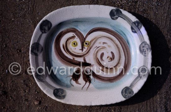 Ceramic photographed 1972 by Quinn for the book: Ramié, Georges. "Céramique de Pablo Picasso", Cercle d'art, Paris 1974. - Photo by Edward Quinn