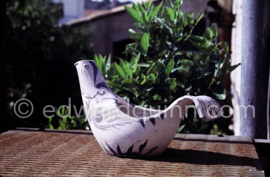 Ceramic photographed 1972 by Quinn for the book: Ramié, Georges. "Céramique de Pablo Picasso", Cercle d'art, Paris 1974. - Photo by Edward Quinn