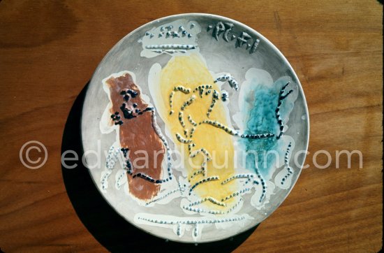 Ceramic photographed 1972 by Quinn for the book: Ramié, Georges. "Céramique de Pablo Picasso", Cercle d'art, Paris 1974. - Photo by Edward Quinn