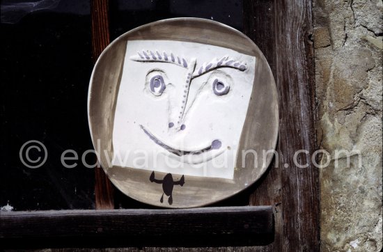 Ceramic photographed 1972 by Quinn for the book: Ramié, Georges. "Céramique de Pablo Picasso", Cercle d'art, Paris 1974. - Photo by Edward Quinn