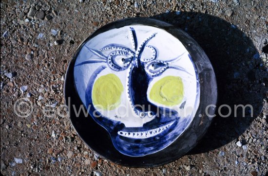 Ceramic photographed 1972 by Quinn for the book: Ramié, Georges. "Céramique de Pablo Picasso", Cercle d'art, Paris 1974. - Photo by Edward Quinn