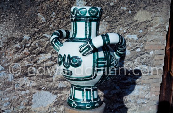 Ceramic photographed 1972 by Quinn for the book: Ramié, Georges. "Céramique de Pablo Picasso", Cercle d'art, Paris 1974. - Photo by Edward Quinn
