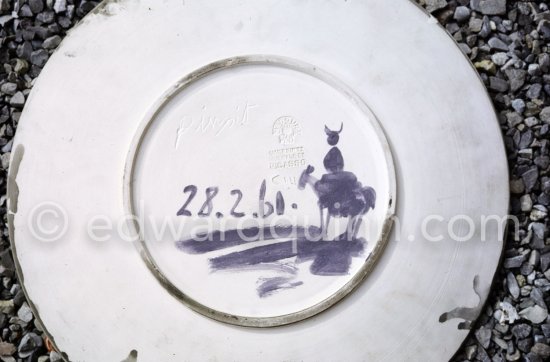 Ceramic photographed 1972 by Quinn for the book: Ramié, Georges. "Céramique de Pablo Picasso", Cercle d'art, Paris 1974. - Photo by Edward Quinn