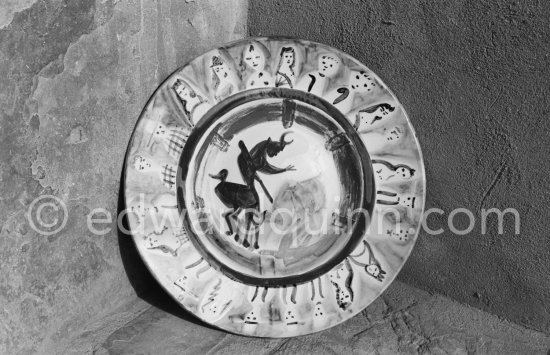 Ceramic photographed 1972 by Quinn for the book: Ramié, Georges. "Céramique de Pablo Picasso", Cercle d'art, Paris 1974. - Photo by Edward Quinn