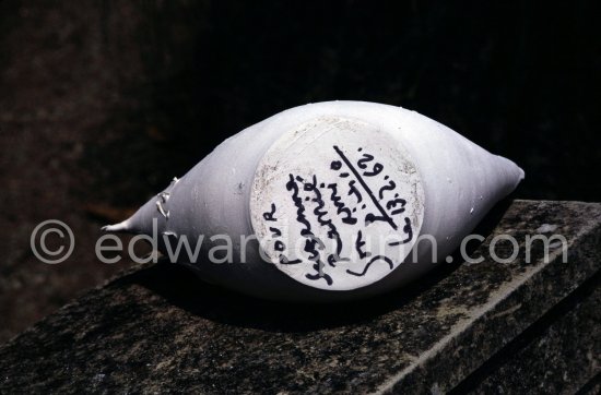 Ceramic photographed 1972 by Quinn for the book: Ramié, Georges. "Céramique de Pablo Picasso", Cercle d'art, Paris 1974. - Photo by Edward Quinn