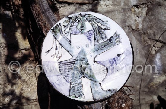 Ceramic photographed 1972 by Quinn for the book: Ramié, Georges. "Céramique de Pablo Picasso", Cercle d'art, Paris 1974. - Photo by Edward Quinn