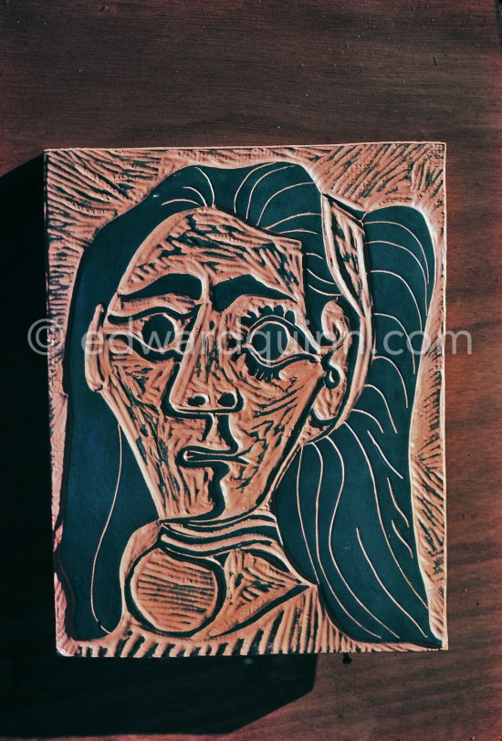 Ceramic photographed 1972 by Quinn for the book: Ramié, Georges. "Céramique de Pablo Picasso", Cercle d'art, Paris 1974. - Photo by Edward Quinn