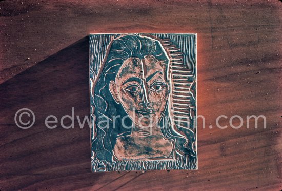 Ceramic photographed 1972 by Quinn for the book: Ramié, Georges. "Céramique de Pablo Picasso", Cercle d'art, Paris 1974. - Photo by Edward Quinn