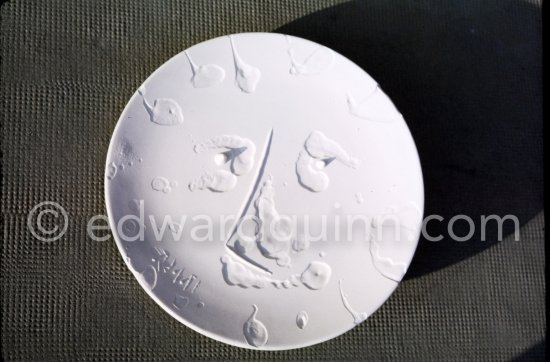 Ceramic photographed 1972 by Quinn for the book: Ramié, Georges. "Céramique de Pablo Picasso", Cercle d'art, Paris 1974. - Photo by Edward Quinn