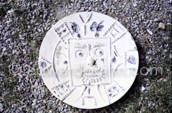 Ceramic photographed 1972 by Quinn for the book: Ramié, Georges. "Céramique de Pablo Picasso", Cercle d'art, Paris 1974. - Photo by Edward Quinn