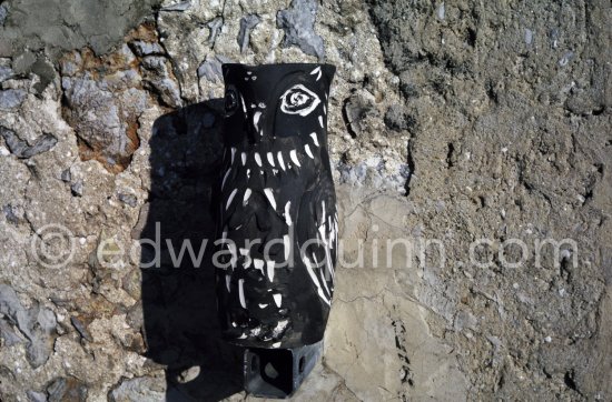 Ceramic photographed 1972 by Quinn for the book: Ramié, Georges. "Céramique de Pablo Picasso", Cercle d'art, Paris 1974. - Photo by Edward Quinn