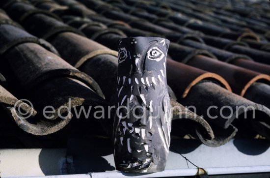 Ceramic photographed 1972 by Quinn for the book: Ramié, Georges. "Céramique de Pablo Picasso", Cercle d'art, Paris 1974. - Photo by Edward Quinn