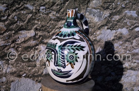 Ceramic photographed 1972 by Quinn for the book: Ramié, Georges. "Céramique de Pablo Picasso", Cercle d'art, Paris 1974. - Photo by Edward Quinn