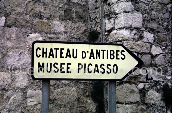 Signpost for Château d'Antibes, Musée Pablo Picasso 1973. - Photo by Edward Quinn