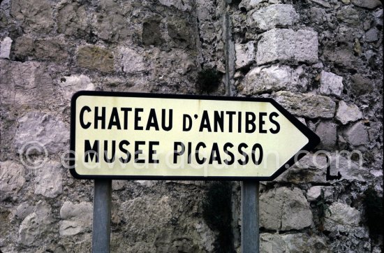 Signpost for Château d\'Antibes, Musée Pablo Picasso 1973. - Photo by Edward Quinn