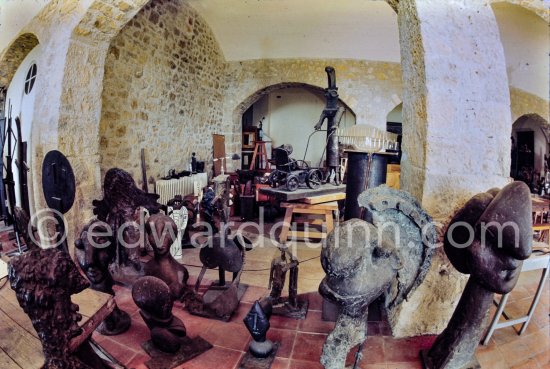 Studio de la sculpture. Ground floor, Mas Notre-Dame-de-Vie, Mougins 1974. (photographed after Pablo Picasso\'s death) - Photo by Edward Quinn