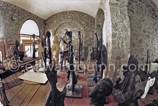 Studio de la sculpture. Ground floor, Mas Notre-Dame-de-Vie, Mougins 1974. - Photo by Edward Quinn